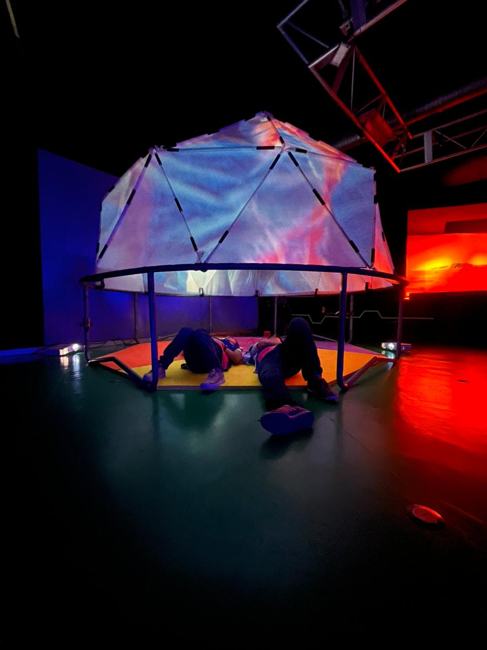 MetaDOMO 360 con personas viviendo experiencia inmersiva