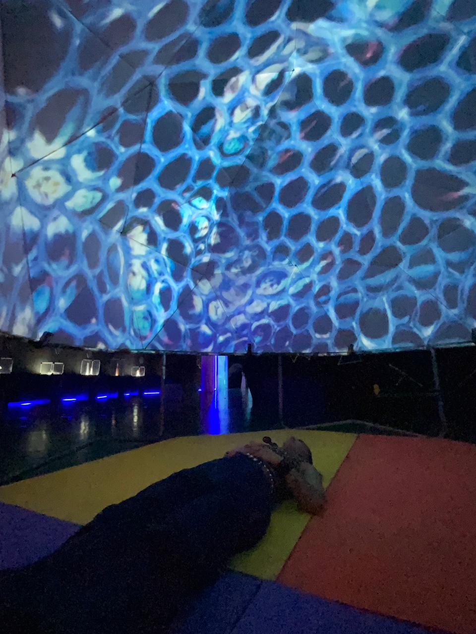 Visuales proyectados dentro del domo