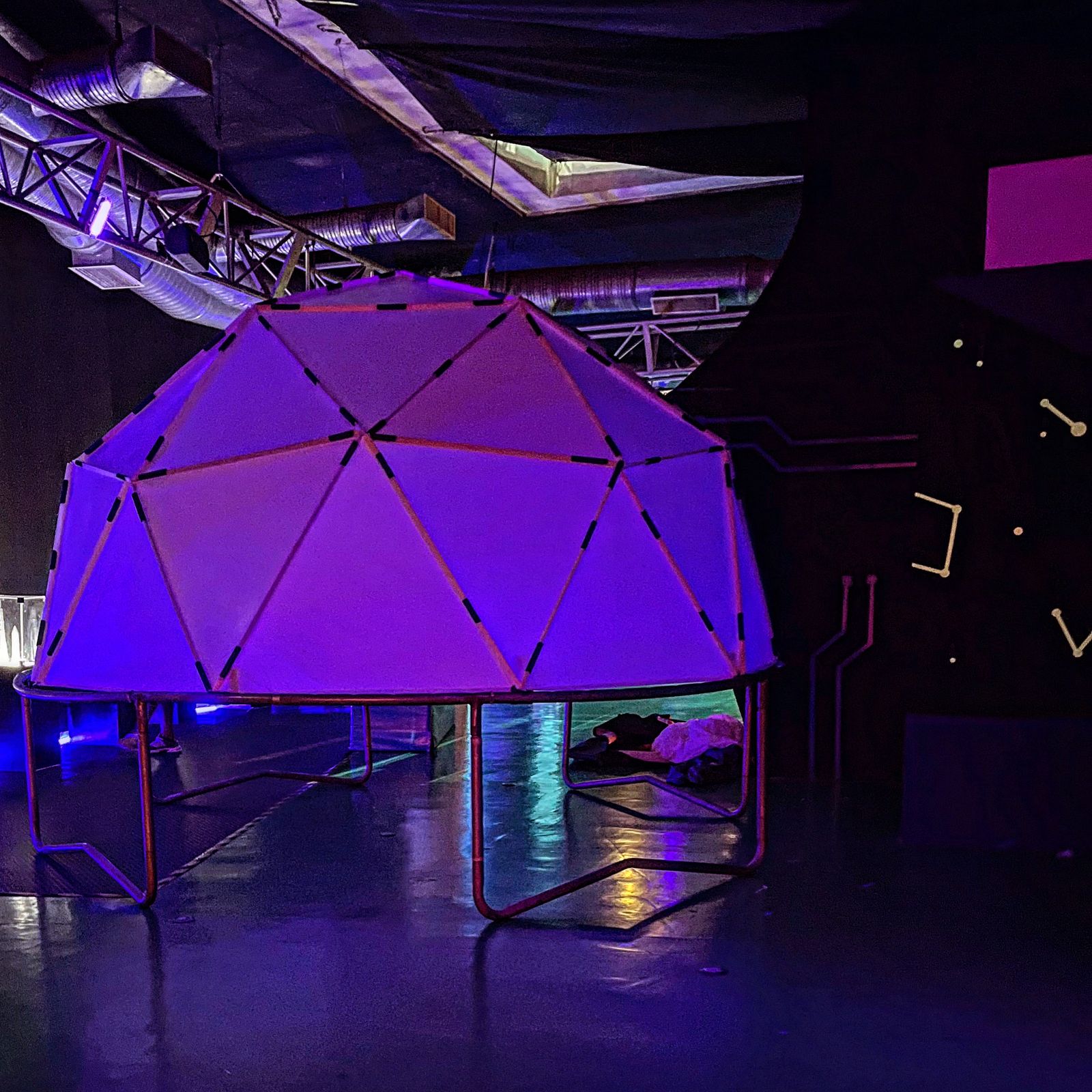 MetaDOMO 360 instalado con iluminación inmersiva